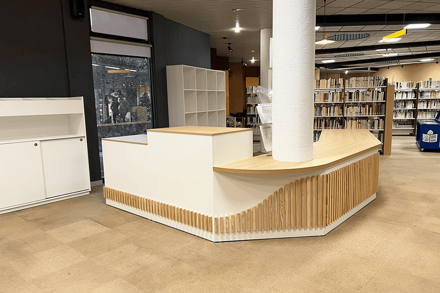 accueil-bois-agencement-librairie-efi-concept