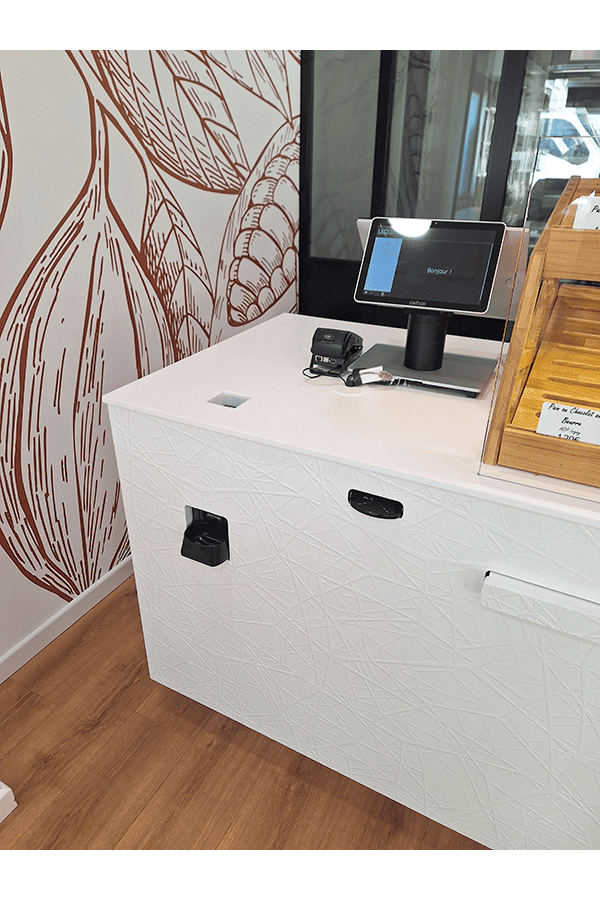 comptoir-de-vente-blanc-agencement-de-boulangerie-efi-concept