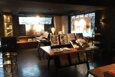 table-exposition-nouveautés-agencement-librairie-efi-concept