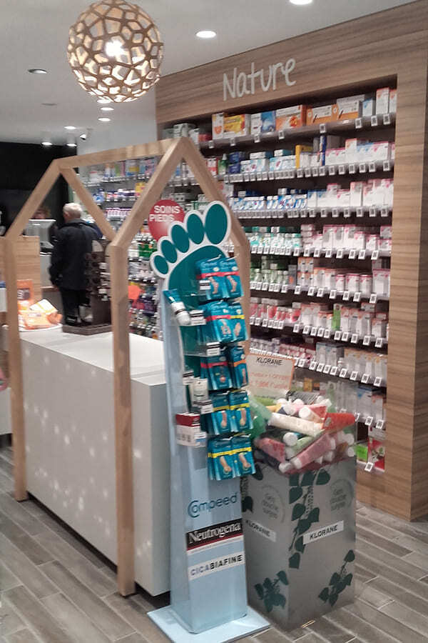 agencement-pharmacie-bois-et-blanc-efi-concept