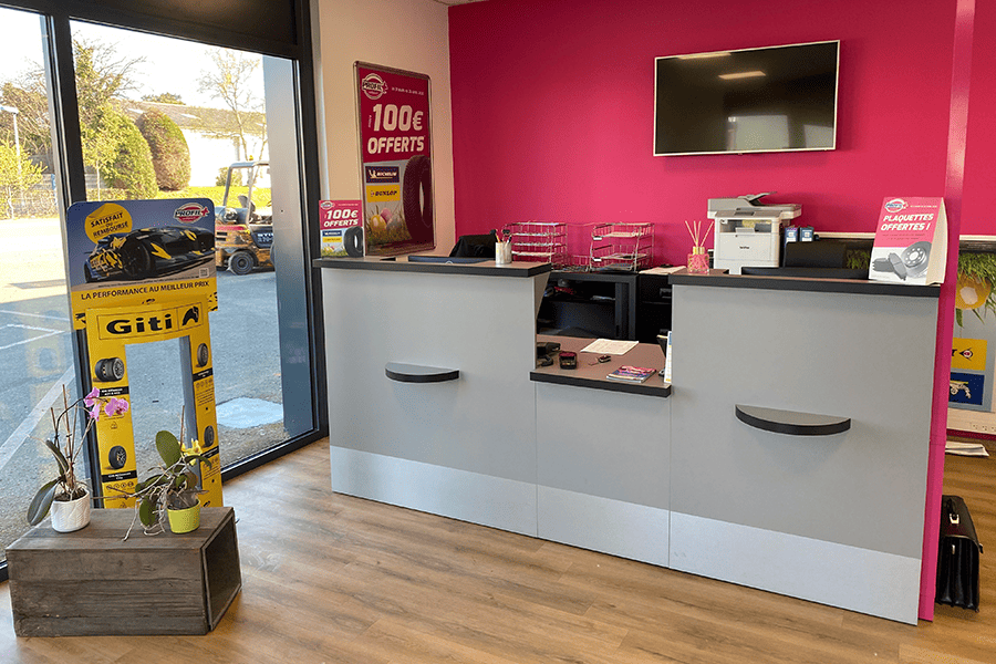 comptoir-accueil-agencement-de-magasin-automobile-efi-concept