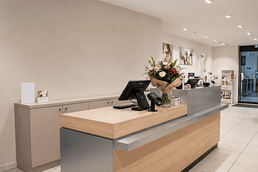 comptoir-accueil-agencement-parfumerie-efi-concept
