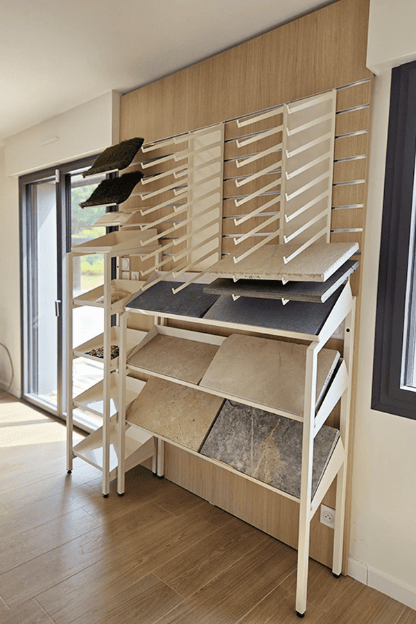 exposition-murale-agencement-showroom-exterieur-efi-concept
