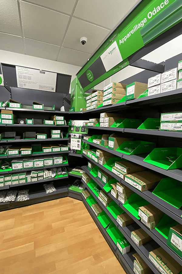 gondole-angle-agencement-magasin-electricite-efi-concept