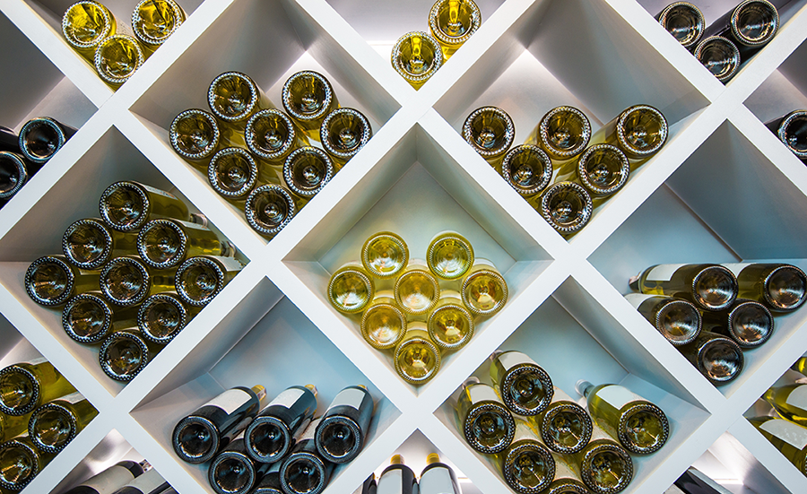 meuble-croisillons-blanc-agencement-magasin-vin-efi-concept