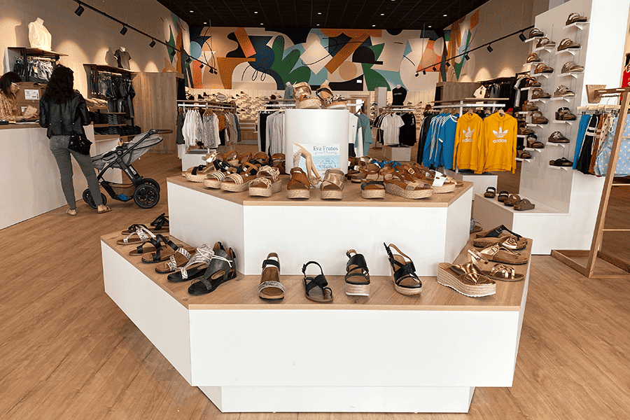 podium-bois-agencement-magasin-de-chaussures-efi-concept