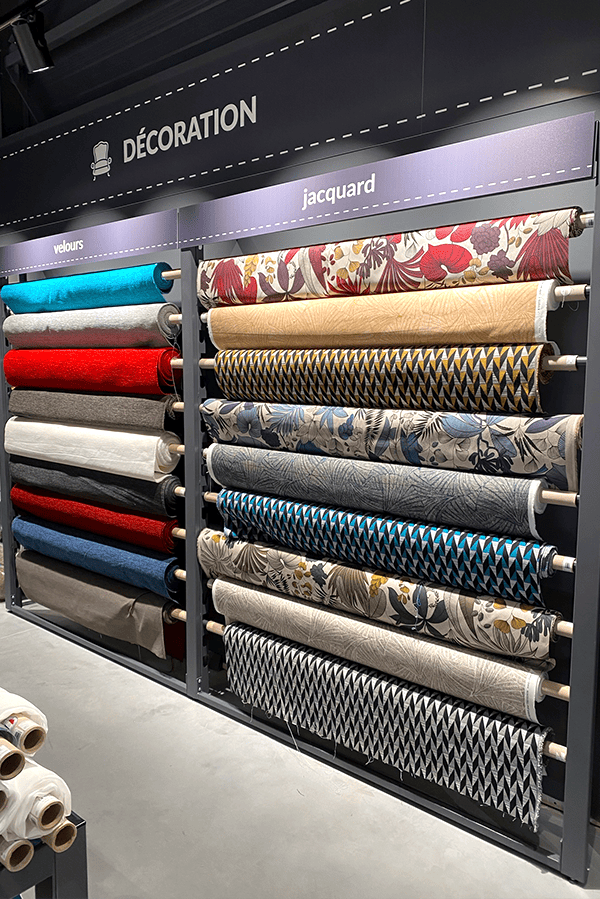 portant-mural-tissus-agencement-magasin-de-mercerie-efi-concept