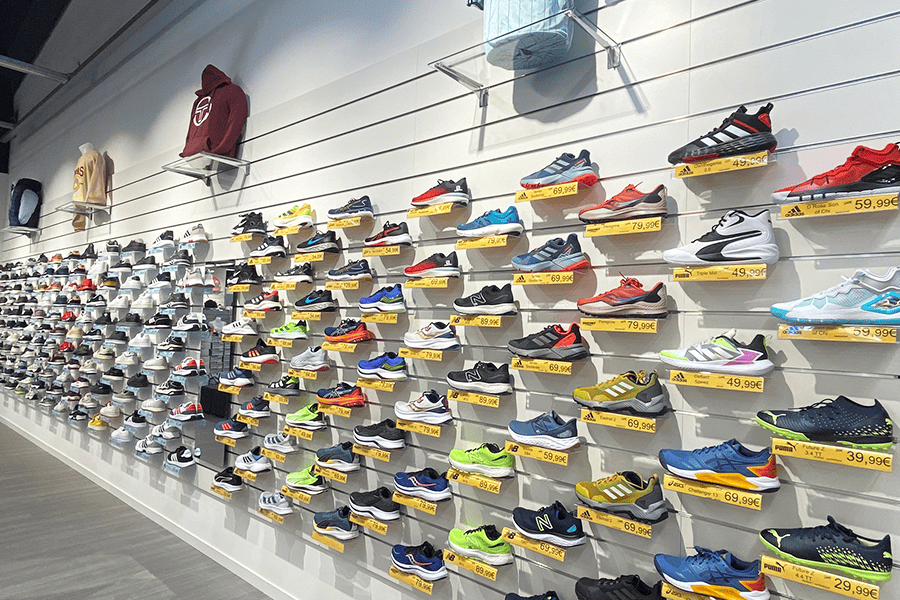 support-mural-chaussure-agencement-magasin-sport-efi-concept