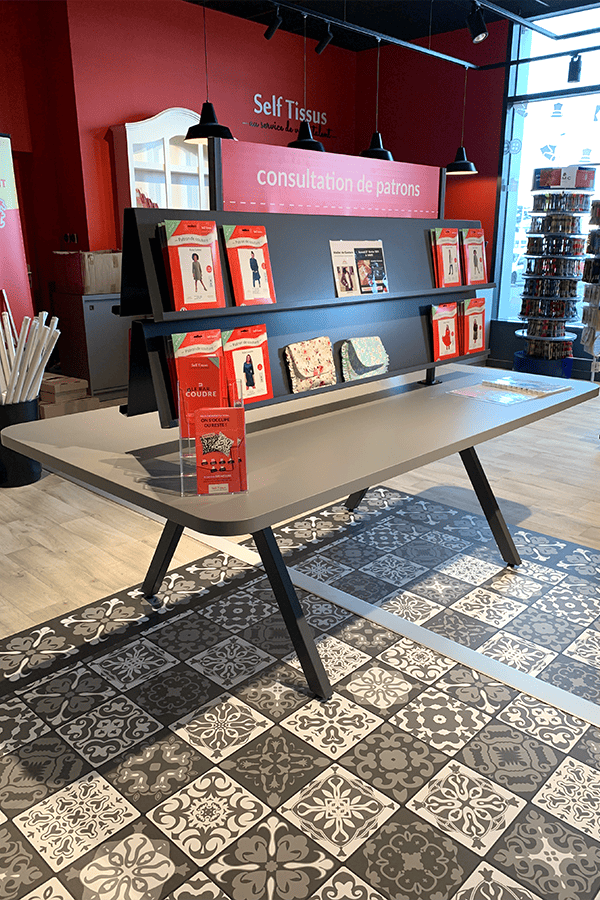 table-de-consultation-agencement-magasin-de-mercerie-efi-concept