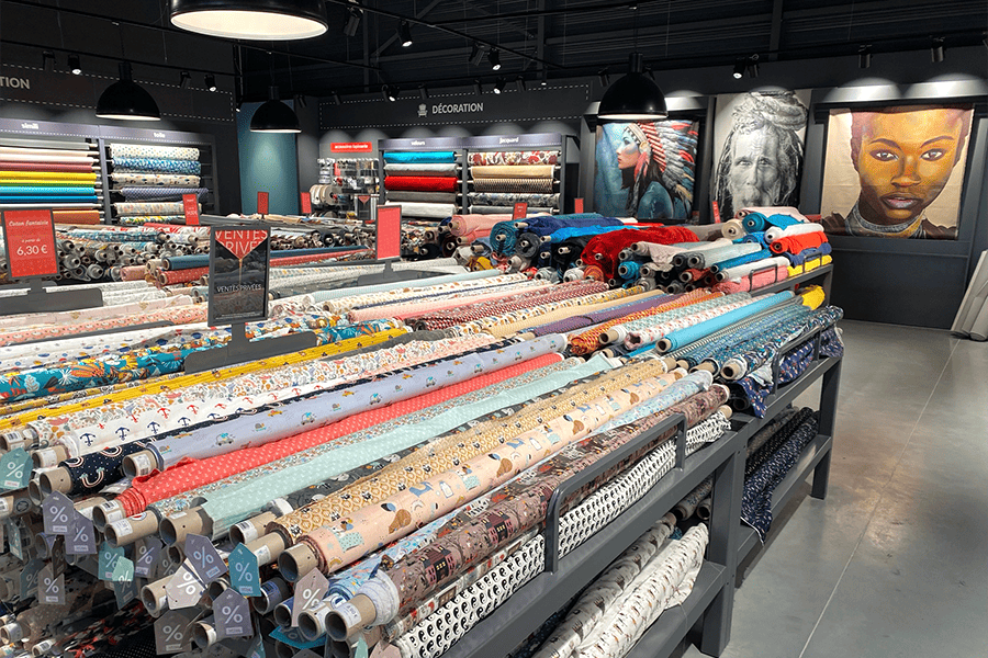 table-presentation-tissus-agencement-magasin-de-mercerie-efi-concept