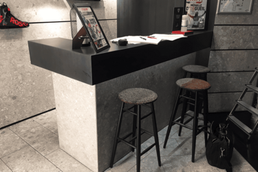 accueil-beton-agencement-magasin-de-chaussures-efi-concept