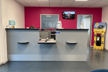 accueil-mobilier-agencement-magasin-automobile-efi-concept