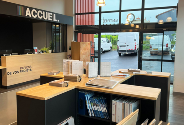 accueil-table-de-choix-agencement-magasin-de-peinture-efi-concept