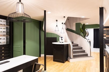 agencement-magasin-optique-noir-vert-efi-concept