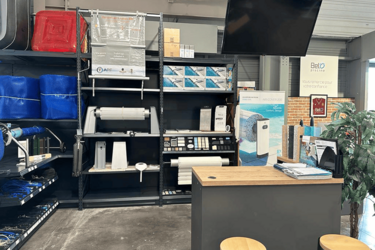 agencement-magasin-piscine-comptoir-efi-concept