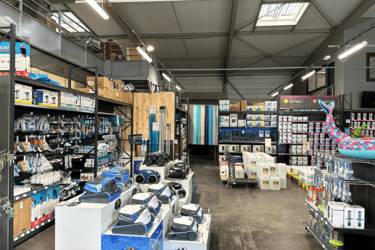 agencement-magasin-piscine-gondole-podium-efi-concept