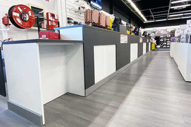 agencement-magasin-vetements-accueil-efi-concept