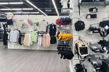 agencement-magasin-vetements-efi-concept