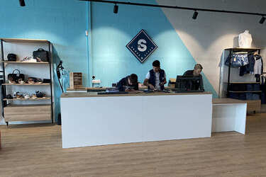 amenagement-magasin-vetements-accueil-efi-concept