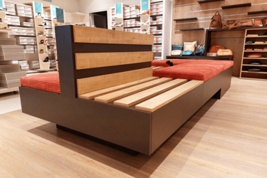 banquette-bois-agencement-magasin-de-chaussures-efi-concept