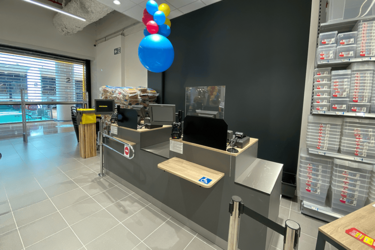 comptoir-accueil-agencement-de-magasin-discount-efi-concept