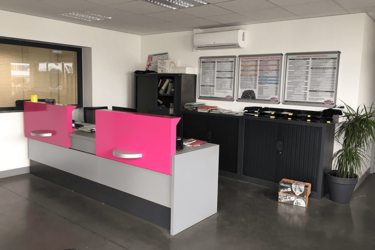 comptoir-accueil-agencement-magasin-automobile-efi-concept