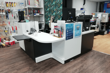 comptoir-accueil-agencement-magasin-de-peinture-efi-concept