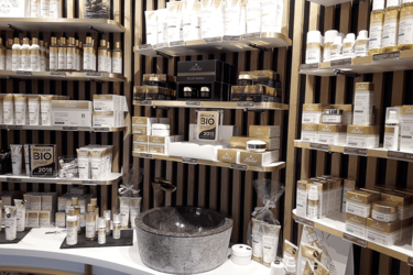 etagere-bois-agencement-magasin-cosmetique-efi-concept
