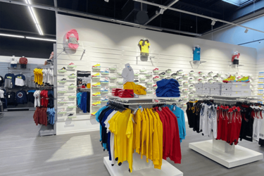 exposition-vetement-sport-agencement-magasin-efi-concept