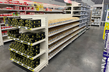 gondole-blanche-agencement-magasin-negoce-de-materiaux-efi-concept