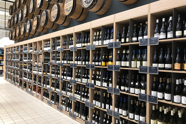 linéaire-exposition-vin-agencement-magasin-vin-efi-concept
