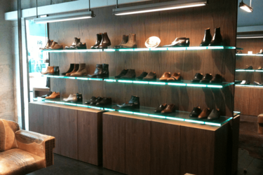 meuble-bois-agencement-magasin-de-chaussures-efi-concept