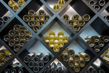 meuble-croisillons-noir-agencement-magasin-vin-efi-concept