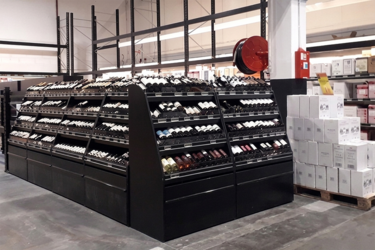 meuble-noir-agencement-magasin-vin-efi-concept