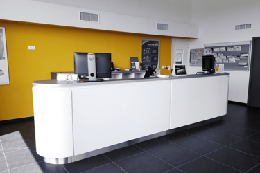meubles-accueil-agencement-de-magasin-automobile-efi-concept