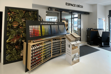 mur-couleur-agencement-magasin-de-peinture-efi-concept