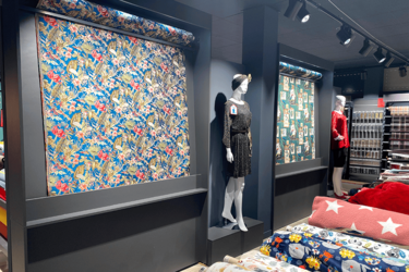 mur-presentation-agencement-magasin-mercerie-tissus-efi-concept