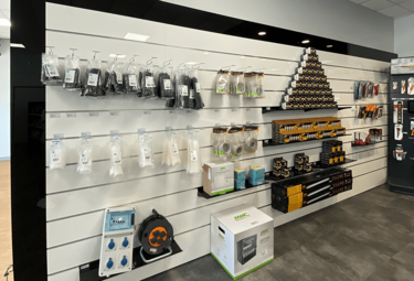 panneau-rainure-agencement-magasin-electricite-efi-concept