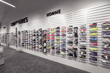 panneau-rainure-chaussure-agencement-magasin-sport-efi-concept