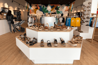 podium-bois-agencement-magasin-de-chaussures