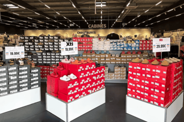 podium-chaussures-agencement-magasin-sport-efi-concept