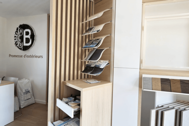presentoir-bois-amenagement-showroom-exterieur-efi-concept