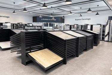 presentoir-horizontal-noir-agencement-showroom-parquet-efi-concept