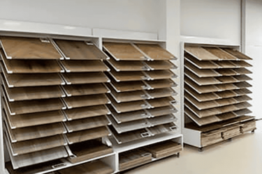 presentoir-mural-agencement-showroom-parquet-efi-concept