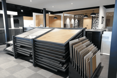 presentoir-parquet-bleu-agencement-showroom-parquet-efi-concept