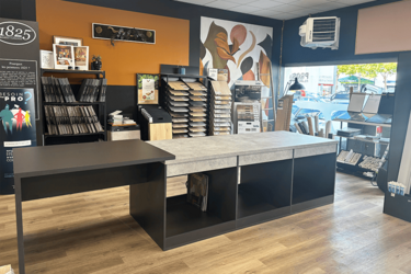 table-de-choix-agencement-magasin-de-peinture-efi-concept