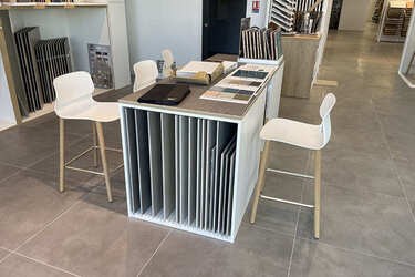 table-de-choix-salle-expo-carrelage-efi-concept