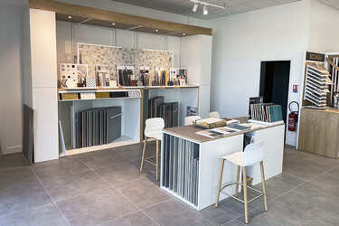 table-de-choix-showroom-carrelage-efi-concept