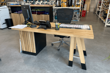 table-de-consultation-agencement-showroom-menuiserie-efi-concept