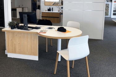 table-echange-agencement-showroom-menuiserie-efi-concept